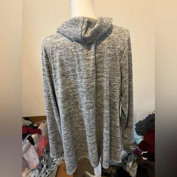 New w/o tags, size 1X, cowl neck top.grey heathered material - Picture 4 of 5